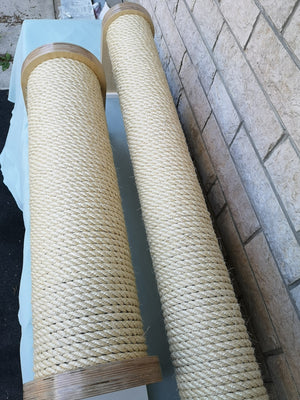 Two scratching poles of different thicknesses. The left one is the large and wide chonk edition, and the right is a regular scratching post. Both our covered with thick, high quality natural sisal. Cats love both options, but the wider one is better for exercise and play, especially in multi cat households.