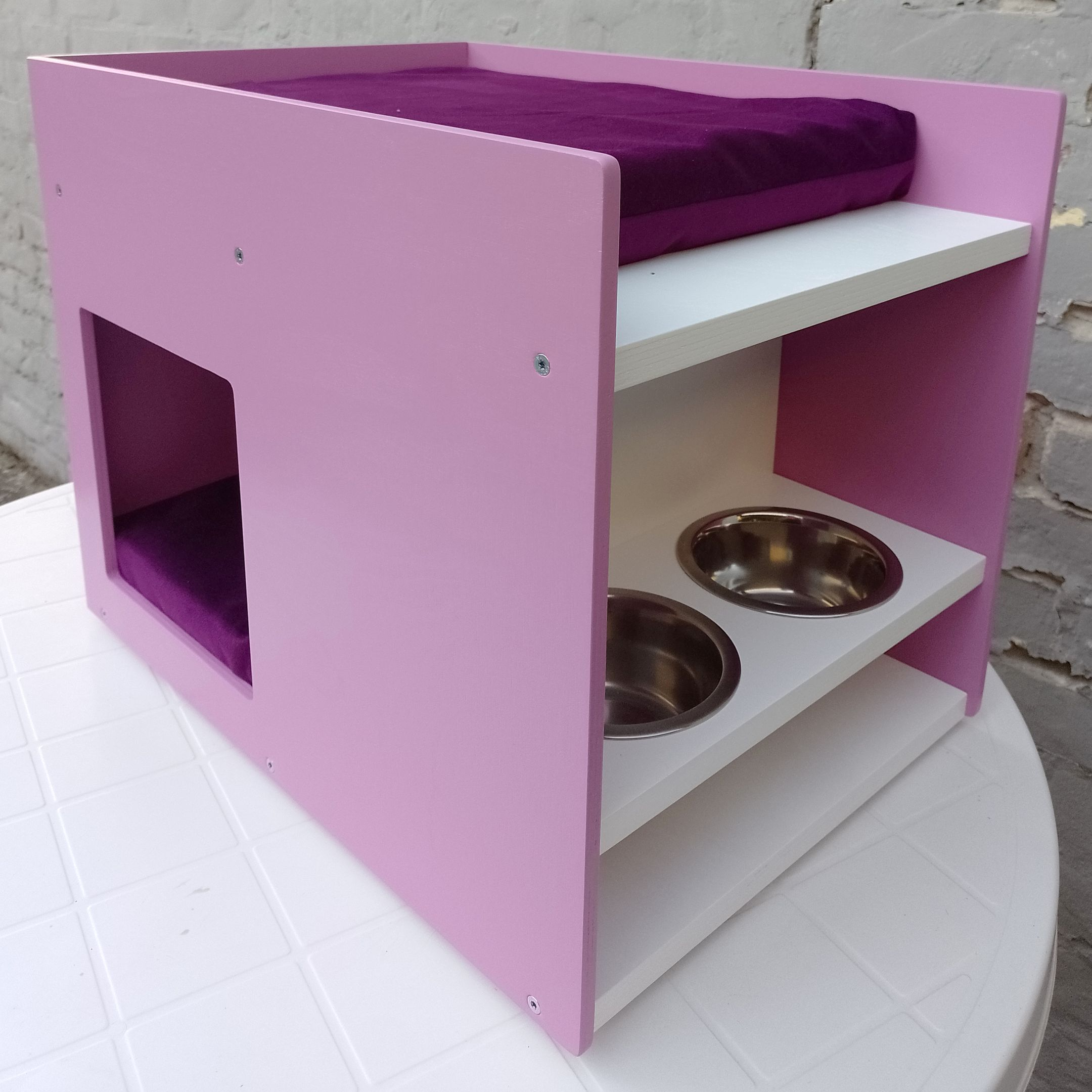 Cat furniture Boxy House with two large cushions and feeding bowls