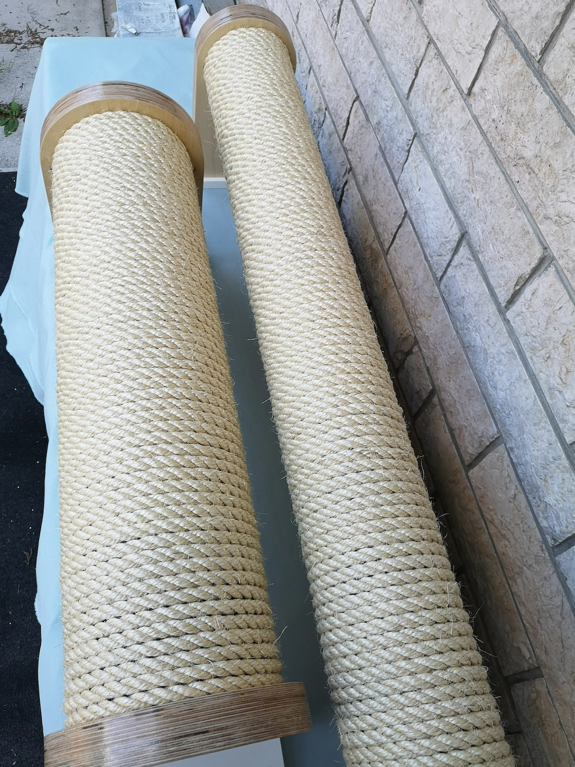 Two scratching poles of different thicknesses. The left one is the large and wide chonk edition, and the right is a regular scratching post. Both our covered with thick, high quality natural sisal. Cats love both options, but the wider one is better for exercise and play, especially in multi cat households. 