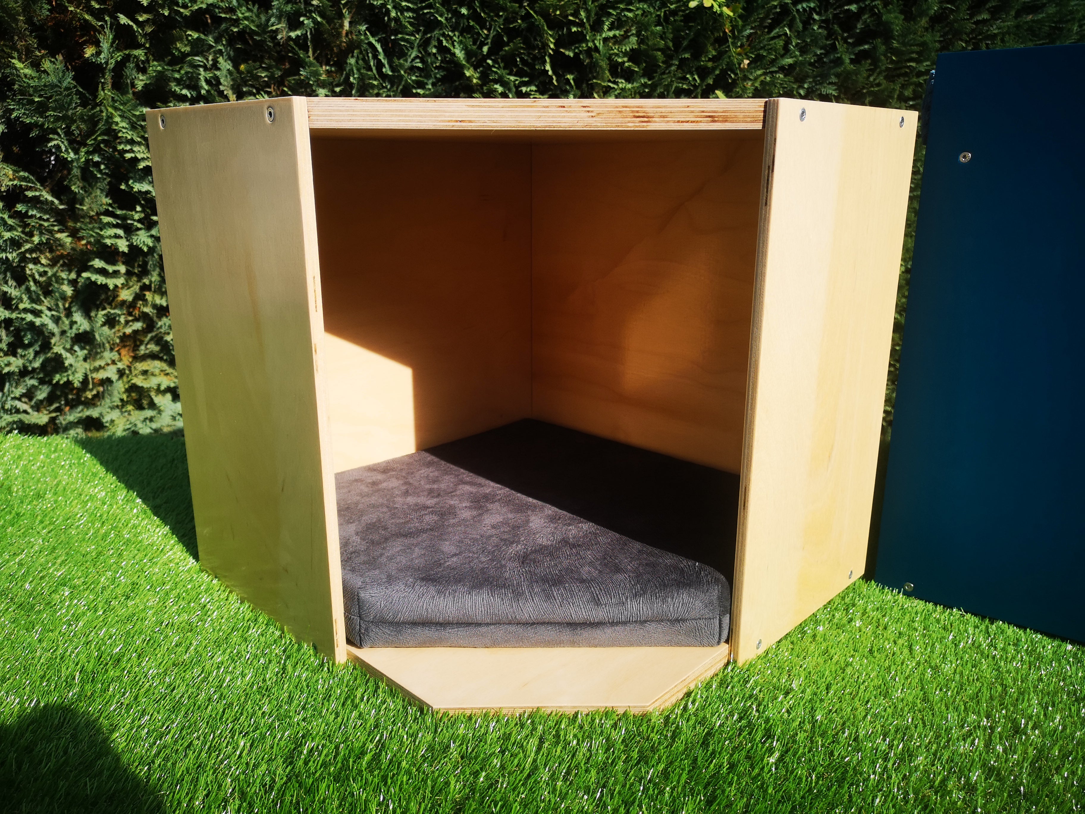 Big Cat Wall Shelf Bed Box - Wally BigCat CornerBox Plus - Scratchy Things Premium Pet Furniture